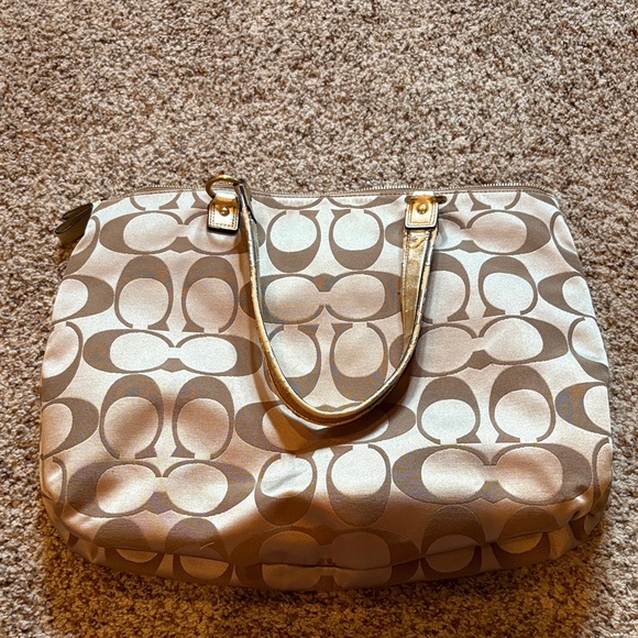 Coach Gold and Tan Signature Shoulder Bag $20 - Picture 4 of 6